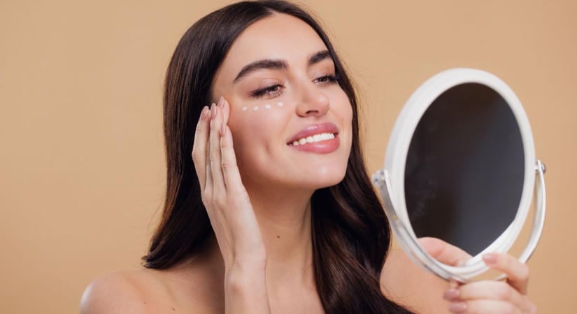 Kisimítják a szarkalábakat és üdévé, fiatalossá teszik tekintetet: 5 szuper anti-aging szemkörnyékápoló
