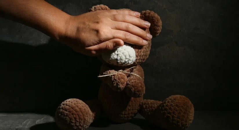 Rázta, ütötte, dobta a hathetes babát, 8 év fegyház lett a vége