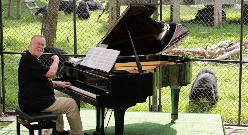 Rick Wakeman 150 medvének adott gyönyörű koncertet Vietnámban