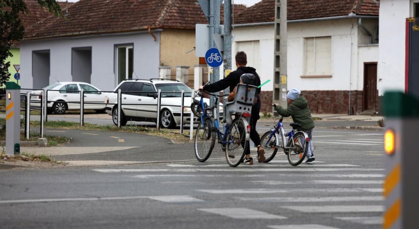 Biztonságosabb lett az átkelés Mélykúton, és az autósok is kaptak egy nagy újdonságot