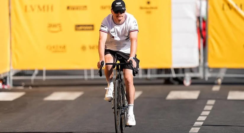 Kobrák és pitonok között: Bottas megérkezett Szingapúrba kerékpárral Malajziából