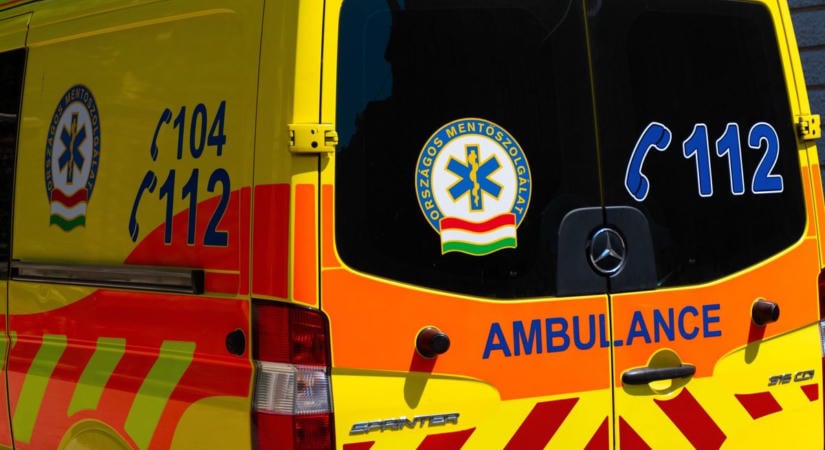 Nem élte túl a balesetet a sofőr, akit autója alól mentettek ki Abonynál