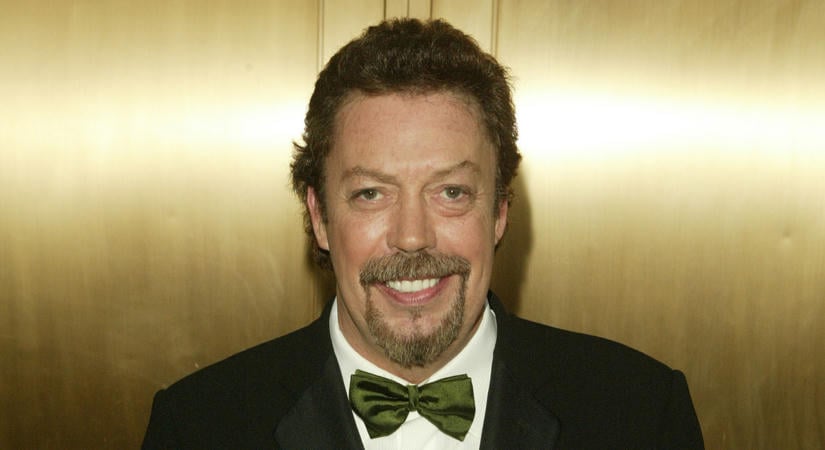 Meghalt Tim Curry