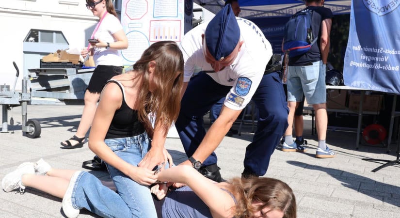 Előkerült a bilincs és a részeg-szemüveg, gyerekekkel telt meg a tűzoltóautó Nyíregyháza belvárosában (fotók, videók)