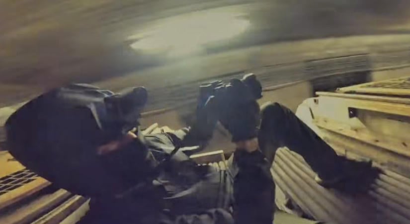 A metró tetején utazott két fiatal a Puskás Ferenc Stadion és a Pillangó utca között