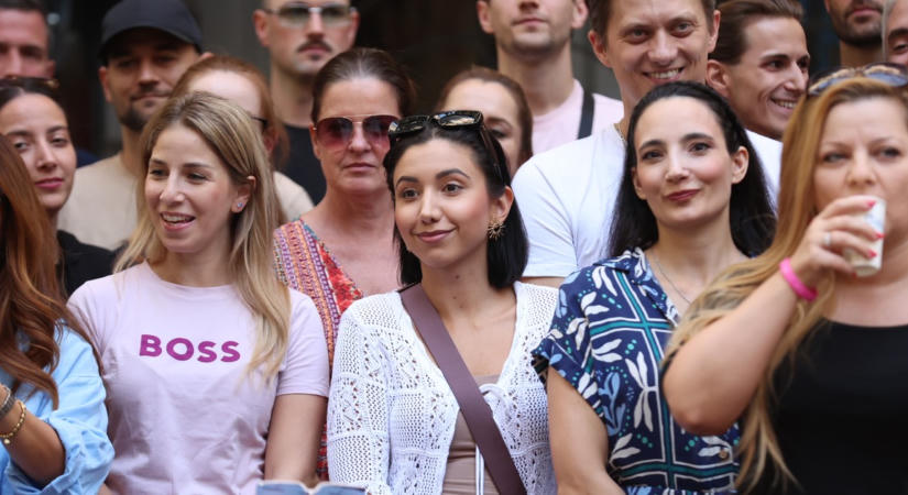 „Ez már egyfajta macska-egér harc” - a főbejárat előtt tüntettek az Operettszínház művészei
