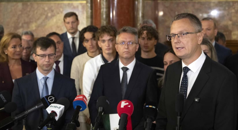 Rétvári Bence kiállt a gyanúba keveredett exminiszterekért