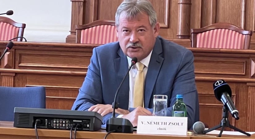 Hazugságra képes szélsőliberális újságíróról, és politikai koraszülött, élettapasztalatával fordítottan arányos gátlástalansággal bíró képviselőről ír V. Németh Zsolt
