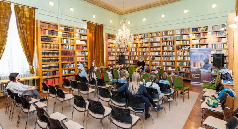 Szokatlan programmal csábította be a diákokat a szekszárdi múzeum – ez történt odabent! (fotókkal)