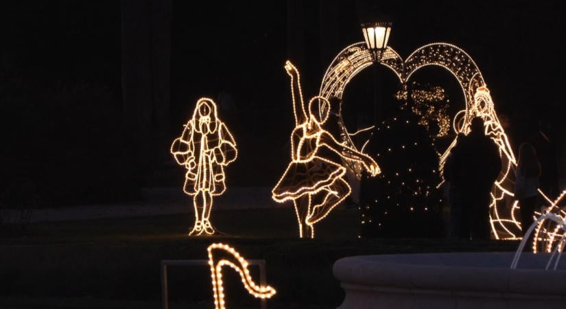 A Festetics-kastély újabb varázslata: fénypark nyílt a parkban, esténként várja látogatóit ( videó)