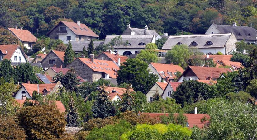 Botrány Tihanyban: 60 százalékos kedvezménnyel vehet telket a polgármester lánya