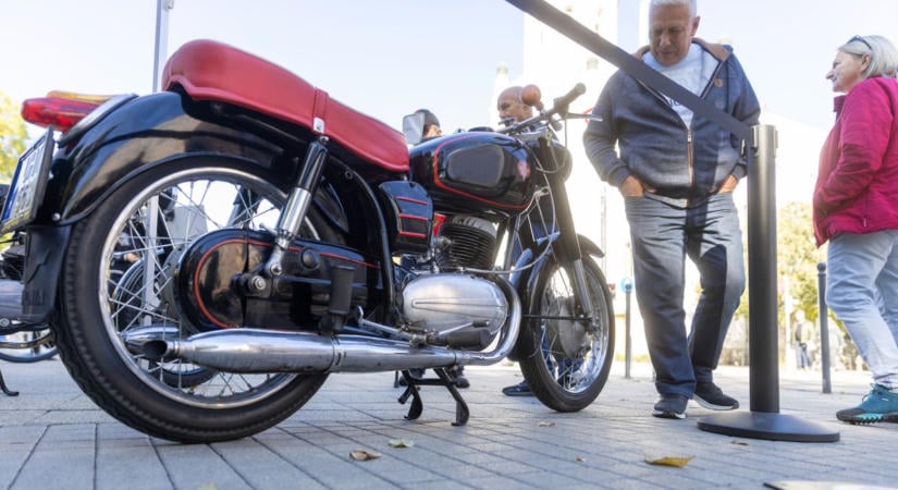 Forradalmi időutazás az ’50-es évekbe a kecskeméti főtéren  fotók