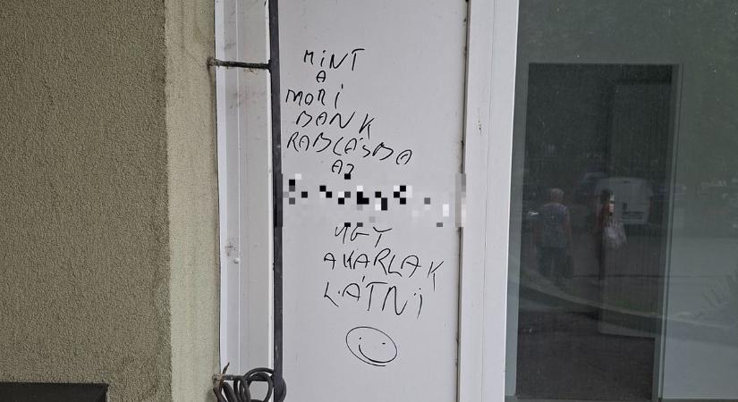 „Mint a móri bankrablásba'..." – újabb félelemkeltő feliratok jelentek meg Pécsen