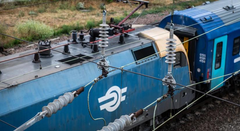 Elsodorta a vonat, majd mint aki jól végezte dolgát, elhagyta a helyszínt