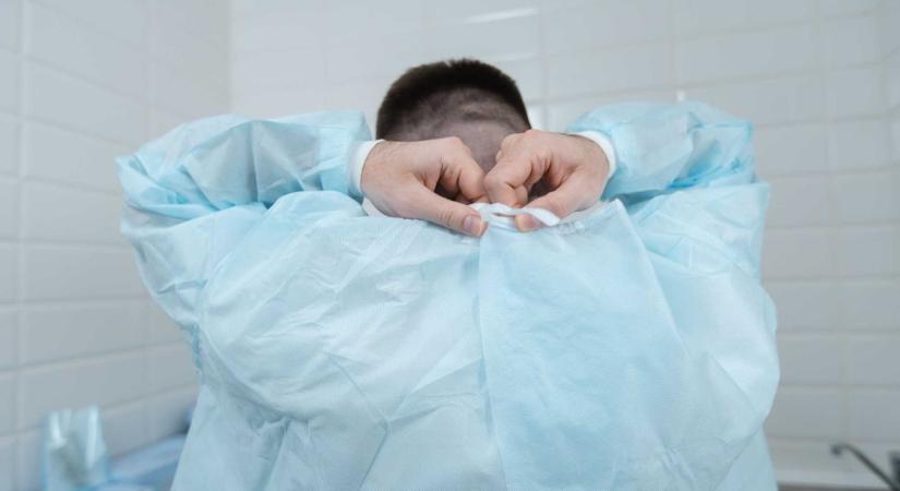 Nagy értékben találtak orvosi implantátumokat ortopéd orvosok öltözőszekrényeiben
