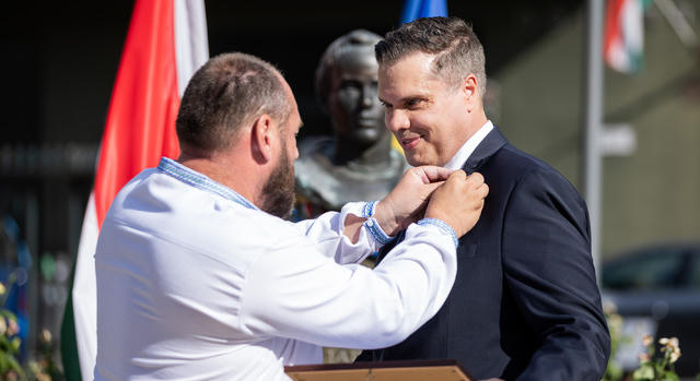 Borostyánszív-elismerésben részesült dr. Both Miklós