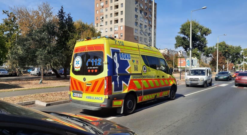 Súlyos gyalogosgázolás történt Nyíregyházán: a zebrán ütötték el a hölgyet (fotókkal)