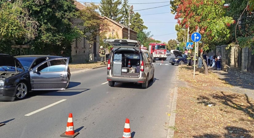 Két személyautó ütközött a szabolcsi városban, a mentőket is riasztották – senkit nem engednek át a szakaszon (fotók)