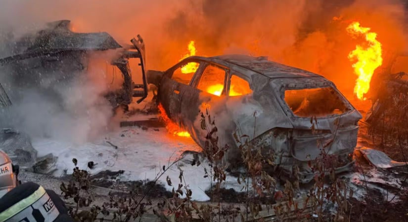 Új BMW-k égtek ki egy Bécs melletti vonatbalesetben