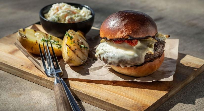 Megnéztük, mennyit kérnek egy jó hamburgerért a balatoni strandokon