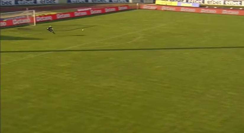 Olyan gyatra félpályás lövés pattogott be a bukdácsoló kapus mellett, hogy az egész világ bundát kiáltott