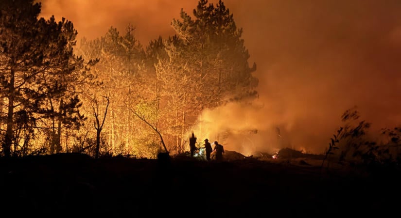 Emberfeletti erőfeszítésekkel harcolt a tűz ellen a homokpuszta lakossága (galéria)