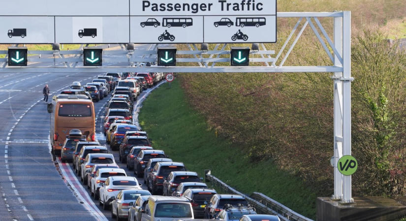Baleset történt a 82-es főúton, félpályás lezárás nehezíti a közlekedést