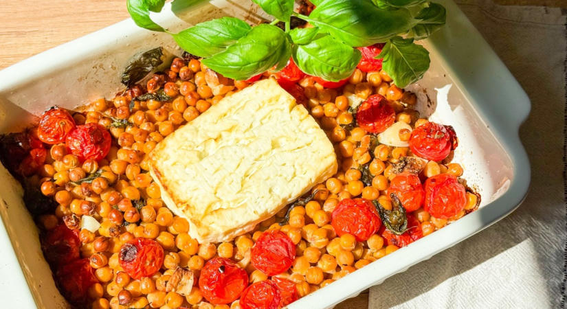 Krémesre sült feta csicseriborsóval: tepsis mártogatós friss kenyérhez