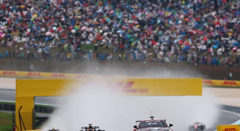Rejtélyes hibák miatt állt meg több F1-es autó: már a felvezető körben megszakították a Bahreini Nagydíjat