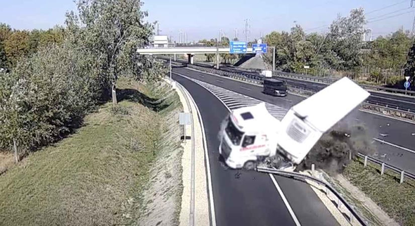 Meggondolta magát a kamionos az M1-esen, kegyetlen borulás lett belőle