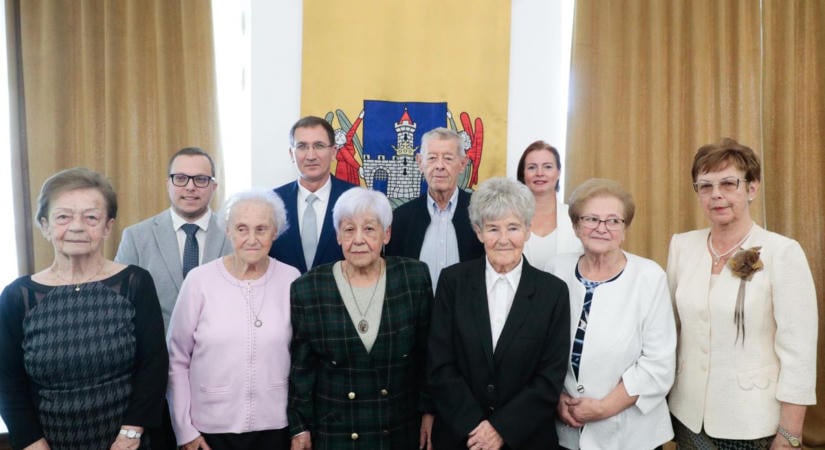 Arany-, vas- és rubindiplomás pedagógusoknak gratuláltak Kőszegen