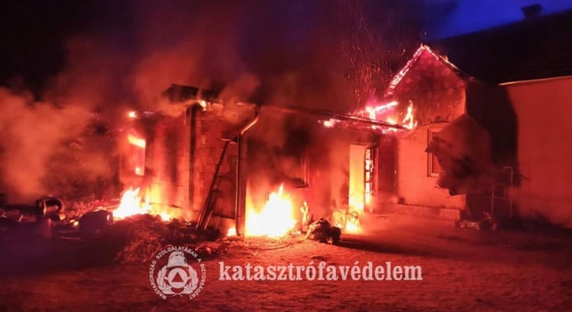 Hatalmas lángok csaptak fel a zalai városban, kis híján a családi ház is odaveszett – képeken a lángoló épület