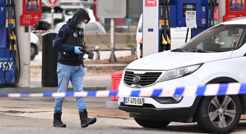 Vérengzés Franciaországban: gépkarabéllyal nyitott tüzet egy ámokfutó a járókelőkre, halálos áldozat is van