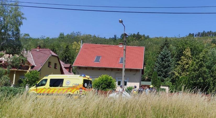 Árokba hajtott egy autó Salgótarjánban - félpályás útzár