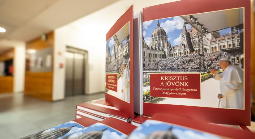 „Igazi béke, igazi öröm volt az emberek szívében” – Díszkötet jelent meg Ferenc pápa apostoli látogatásáról