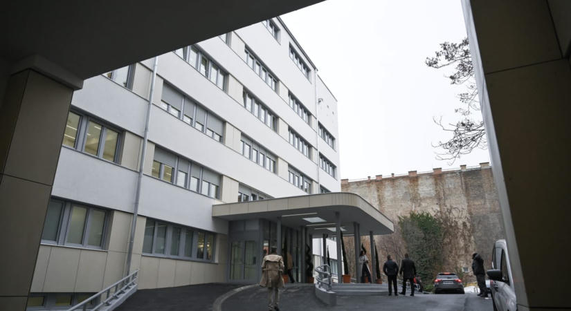 Lezuhant és meghalt egy ipari alpinista a Semmelweis Egyetem Szent Rókus Egészségközpontjánál