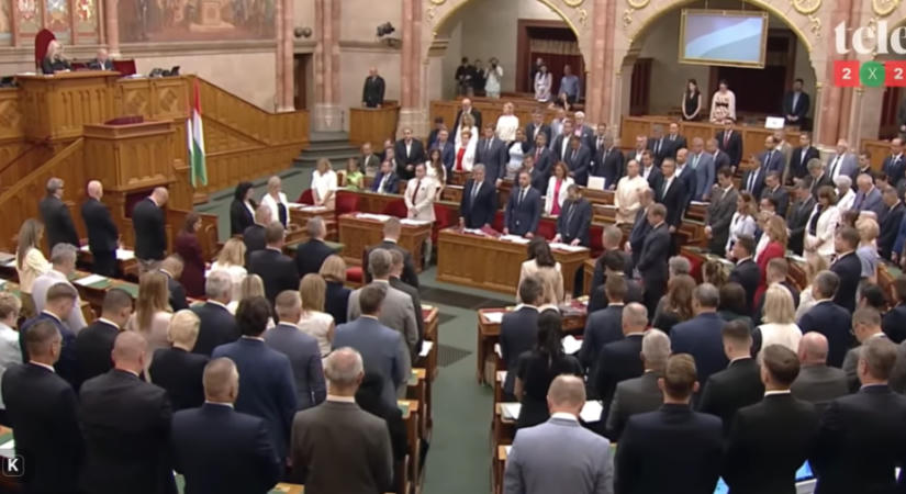A roma holokausztról szóló megemlékezéssel kezdődik a Parlament keddi ülése