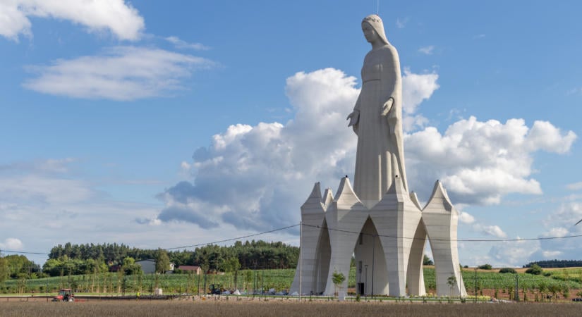 Mit üzen a világ leghatalmasabb, Guinness-rekord Szűz Mária-szobra?