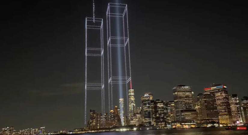Fényből szőtt emlékmű: 2977 drón idézte meg a World Trade Center ikertornyait New York egén