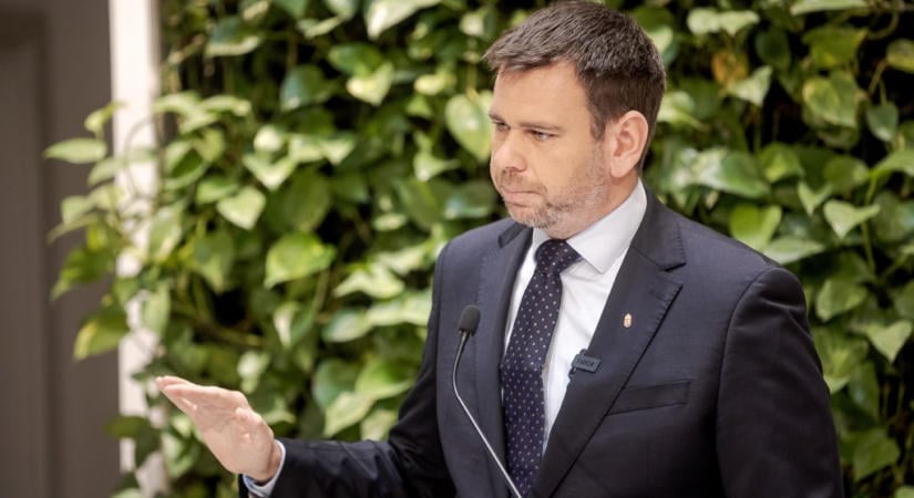 Vitézy: Lázár nem olvasott emaileket, Orbánnak pedig „őszinte híveként” írt