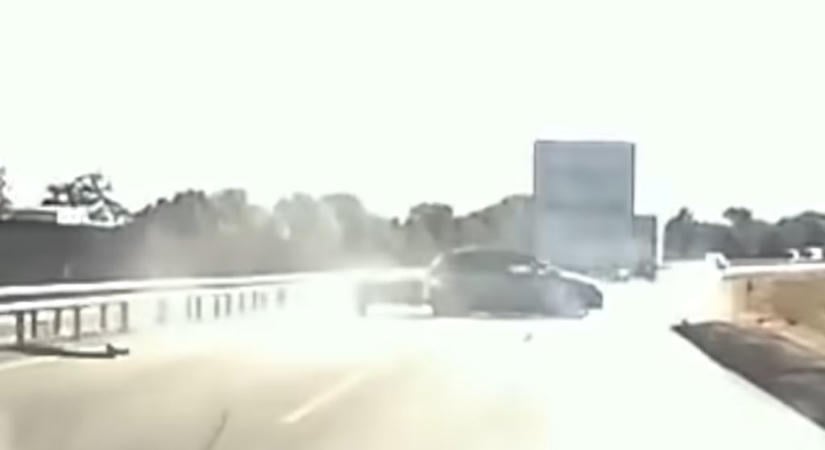 Irtó veszélyes táncot mutatott be az utánfutóval, egyik baleset után jött a másik az M4-esen