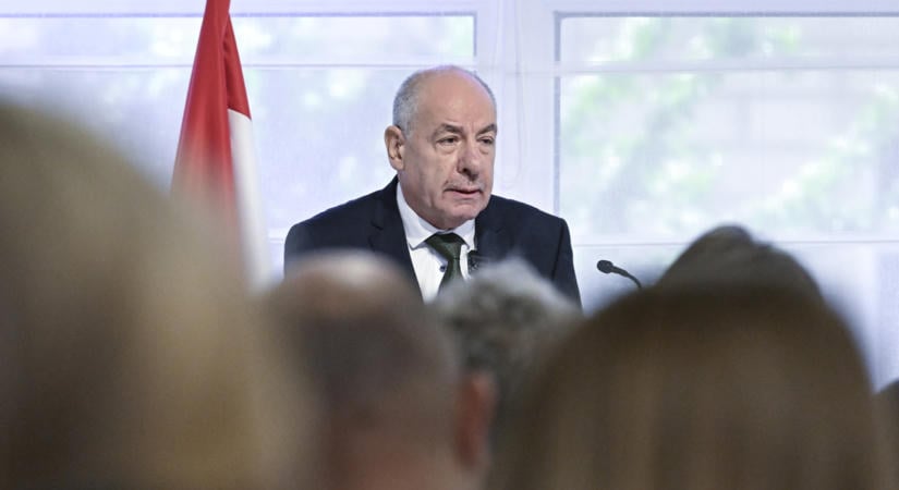 387 millió forintért utazott külföldre Sulyok Tamás
