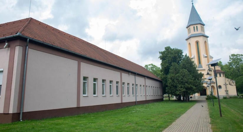 Kizuhant egy idős nő egy decsi otthon ablakából, mentőhelikopter érkezett érte