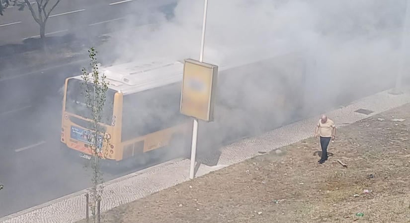 Kigyulladt egy autóbusz motortere Tiszafüred térségében