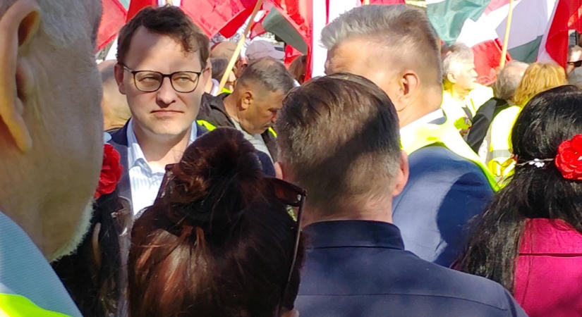 Rejtélyes munkacsoport tagjait fizették a Budapestre menekült lengyel politikus intézetének százmillióiból