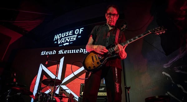 Parkinson-kórt diagnosztizáltak a Dead Kennedys gitárosánál