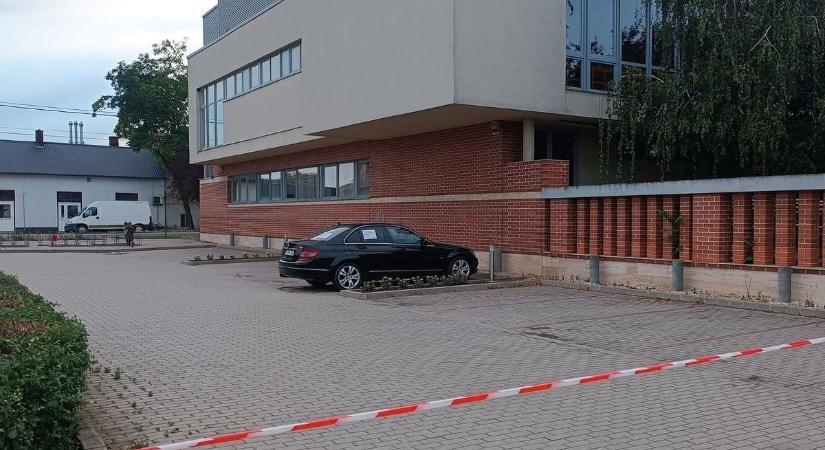 Ezért zárták le az Ipolyi Közművelődési Központ parkolóit Törökszentmiklóson