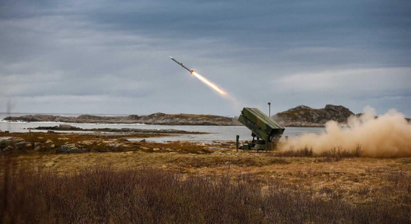 Irányított légibombák csapódtak ukrán lakóházakba, orosz dróntámadás alatt Kijev