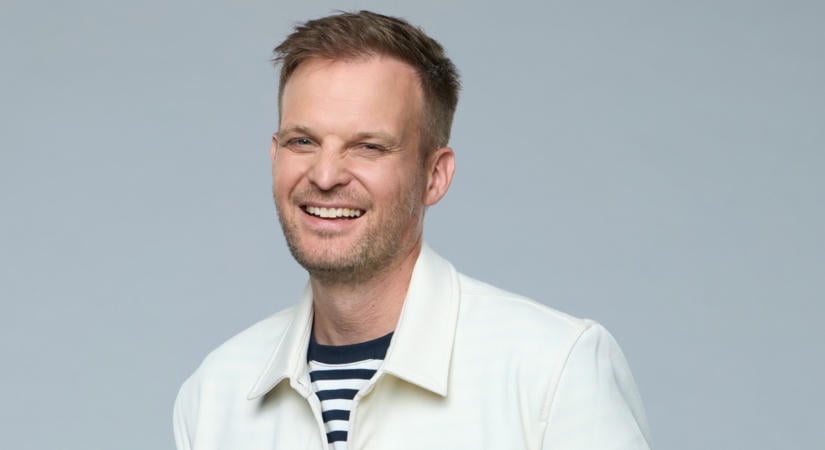 Ezt tényleg megcsinálták? Puskás-Dallos Peti a TV2 élő adásában tetováltatott magára egy toast kenyeret - Videó