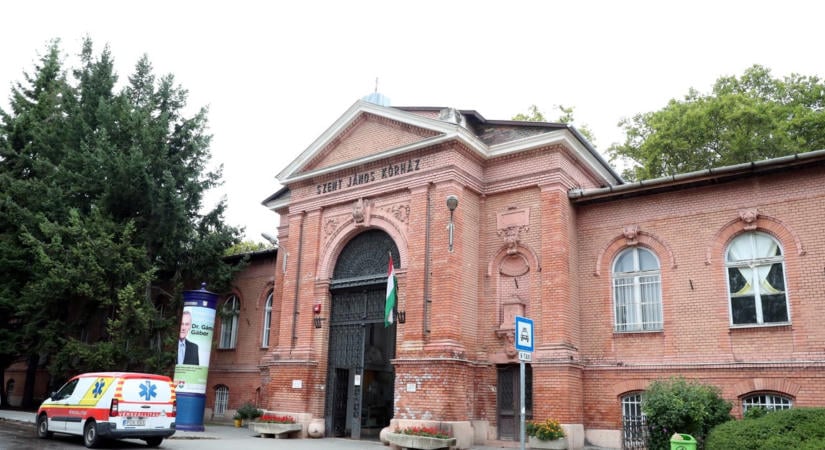 Szívmelengető gesztus a Szent János centrumkórházban: képeslappal köszöntötték a 102 éves beteget
